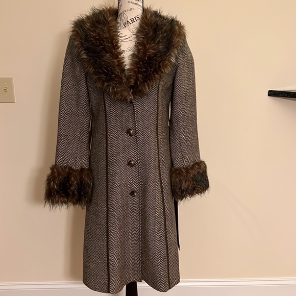 Vintage-Inspired DKNY Herringbone Midi Coat with Fur Collar & Cuffs - Picture 7 of 8